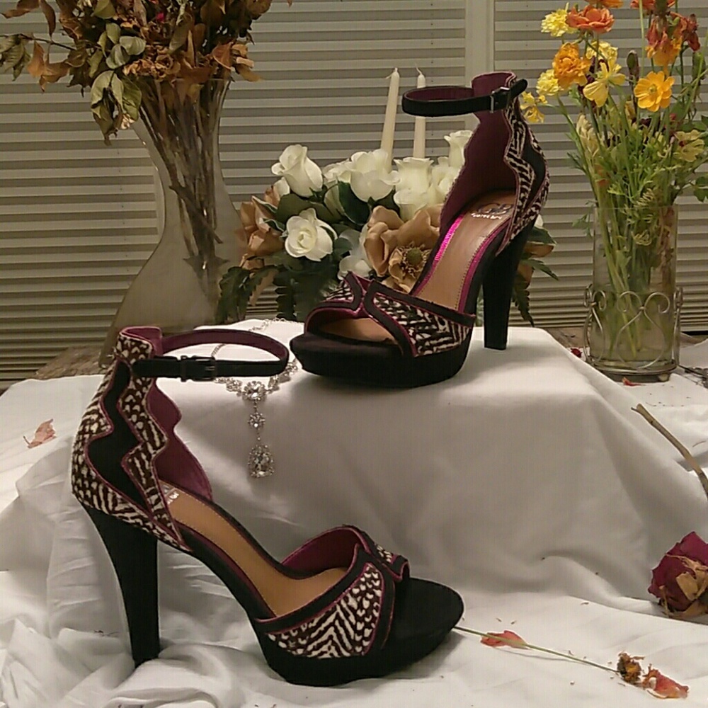 Gianni Bini black and pink calf hair heel